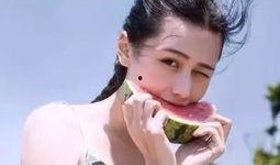 网红农村女孩吃瓜图片真实,网红农村女孩的田园生活剪影